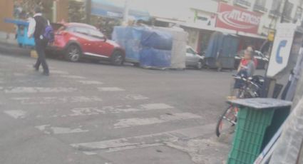 Comerciantes ambulantes de San Cosme invaden banquetas y bocacalles con bodegas metálicas móviles
