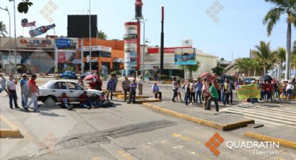Maestros bloquean ambos sentidos de la avenida Costera en Acapulco