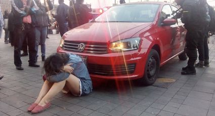 Mujer estaciona auto frente a Palacio Nacional; pide hablar con AMLO