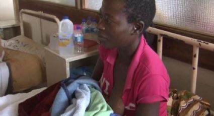 Mujer da a luz en árbol de Mozambique debido a inundaciones (VIDEOS)