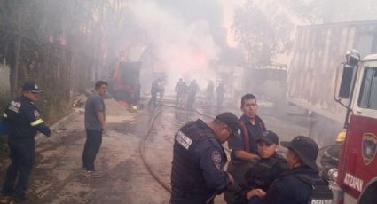 Incendio en pastizales alcanza a una empresa de cartón en Atizapán