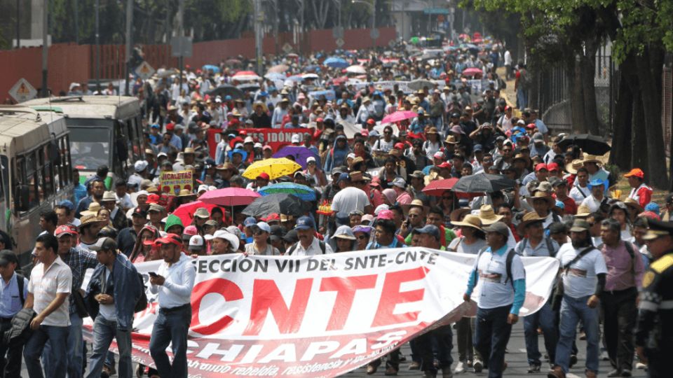 Maestros de la CNTE protestaron frente al INE.