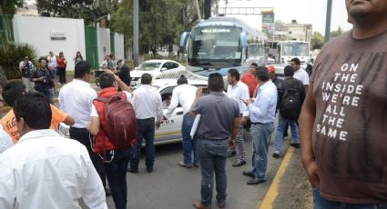 Trifulca entre policías y taxistas, durante operativo en Toluca