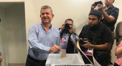 Oscar Vega, candidato del PAN en Baja California emite su voto
