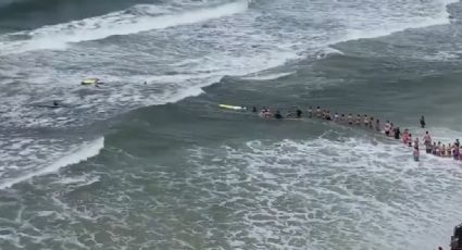 Cadena humana salva a par de nadadores atrapados en las corrientes del huracán Barry (VIDEO)