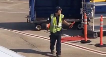 Empleado de aerolínea baila en pista de aterrizaje (VIDEO)