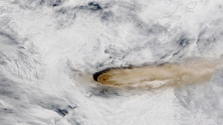 Erupción del volcán Raikoke desde el espacio (FOTO)