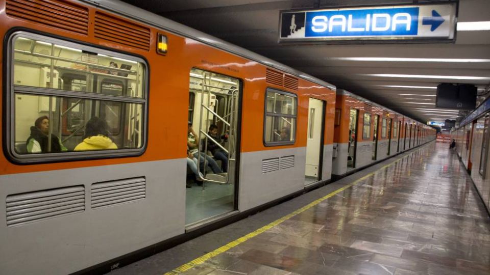 En la estación Xola de la Línea 2 del Metro dos usuarios riñeron y uno le arrancó la oreja al otro.
