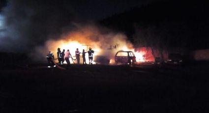 Conflicto familiar provoca incendio en cuatro vehículos