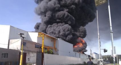 Atienden incendio en fábrica de plásticos en Michoacán