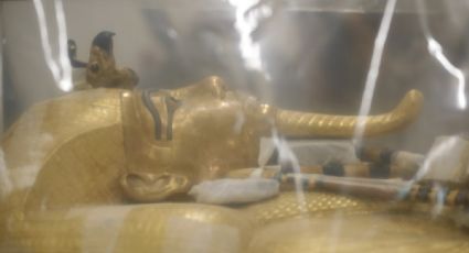 Egipto presenta la restauración de ataúd dorado de Tutankamón