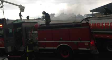 Se consuma material flamable en incendio de bodegas en Iztapalapa; bomberos lo controlan