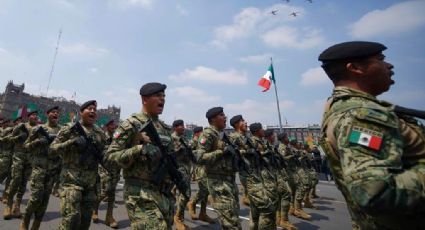 Disfrutan miles de personas desfile militar en Reforma