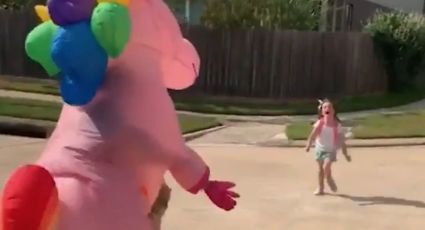 Sorprende a su hija esperándola con disfraz de unicornio (VIDEO)