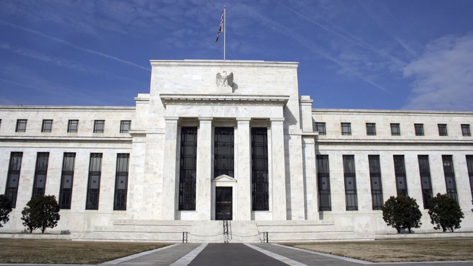 La Fed determina dejar sin cambios las tasas de interés en EU.