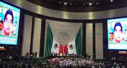 Padres de Ayotzinapa y diputados federales recuerdan a normalistas desaparecidos