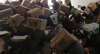 Profesor evita que alumnos copien con caja de cartón en sus cabezas