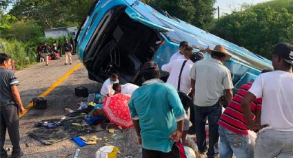 Volcadura de autobús deja cuatro fallecidos y 35 heridos