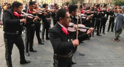 Al ritmo de “Cielito lindo”, mariachis se manifiestan en Palacio Nacional