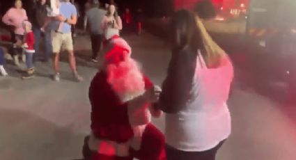 Con disfraz de Santa Claus, bombero propone matrimonio (VIDEO)