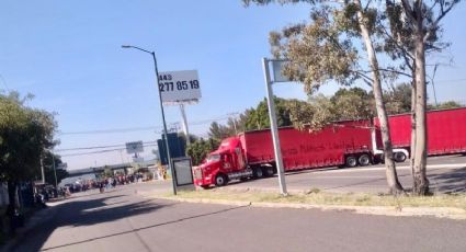 Normalistas roban camiones y bloquean carretera Morelia-Pátzcuaro