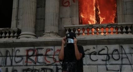 Cientos de manifestantes prenden fuego al Congreso de Guatemala
