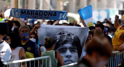 Extienden velatorio de Maradona tras incidentes por aglomeraciones