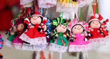 Artesanas mexicanas visten de Navidad sus muñecas otomíes para superar crisis