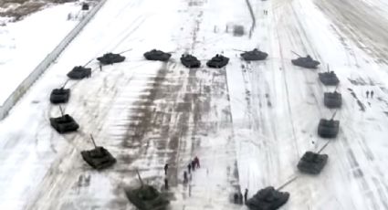 Forma corazón con 16 tanques militares para proponer matrimonio