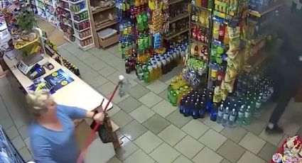 Mujer enfrenta a ladrón con un trapeador