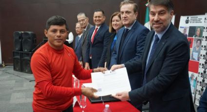 Entrega INEA más de 100 certificados a refugiados en México