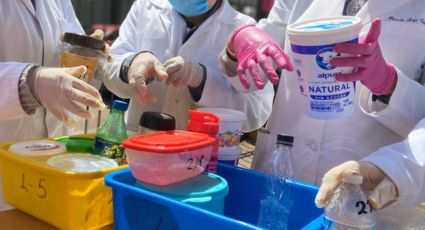 Estudiantes de UAEMex elaboran y regalan gel antibactierial en Toluca