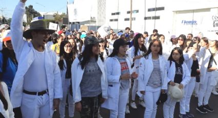 Marchan estudiantes en Puebla por justicia para alumnos de medicina