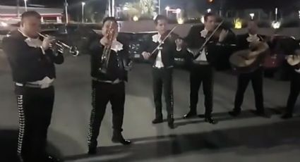 Conjunto de mariachis canta su versión de “Tusa”