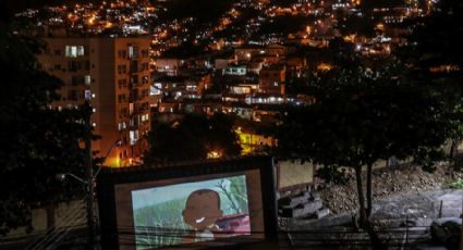 Brasileños ven cine desde sus ventanas y balcones