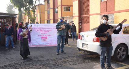 Mariachis y grupos llevan serenata a mamás en CDMX