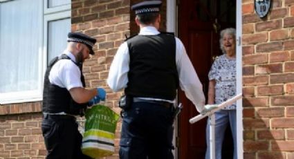 Policías en Londres visitan a los ancianos olvidados por la cuarentena