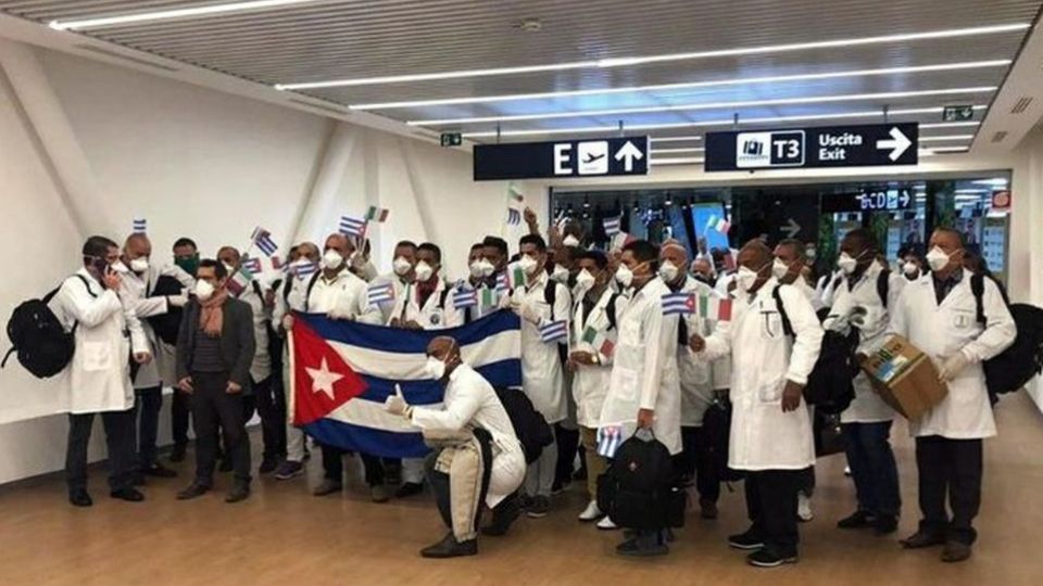 Médicos cubanos al momento de su llegada a México hace unos meses para combatir al Covid-19