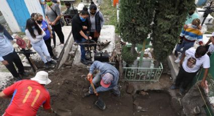 Con sus propias manos, mexicanos entierran a sus muertos de Covid