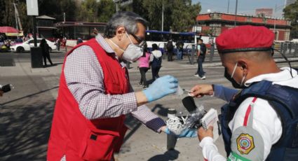Cruz Roja regala gel antibacterial y cubrebocas en el transporte público