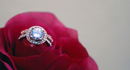 Mujer pensó que su anillo era de fantasía y descubre que vale ¡3 millones de dólares!