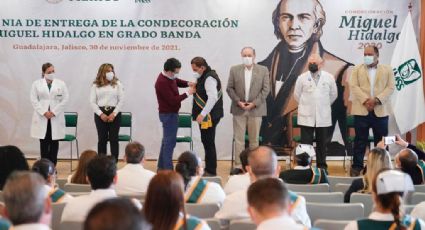 Personal de salud del IMSS Jalisco recibe 65 condecoraciones Miguel Hidalgo en Grado Banda