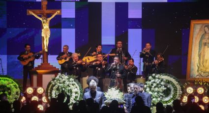 Dan último adiós a Vicente Fernández entre mariachis, canciones y vivas