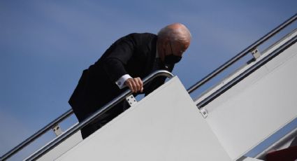 Biden sufre caída al abordar el Air Force One (VIDEO)