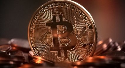 Bitcoin bate récord y se cotiza en más de 62 mil dólares