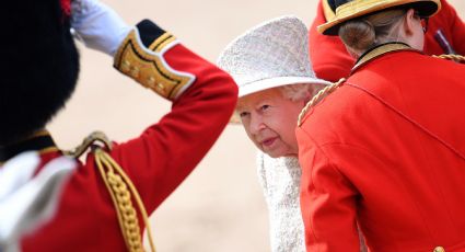 'Colores de trajes y sombreros de la Reina Isabel II eran por seguridad nacional'
