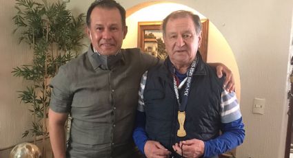 Cruz Azul: Juan Reynoso regala su medalla de campeón a Enrique Meza