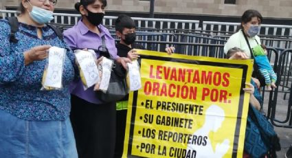 Levantan oración y plegarias por AMLO y su gabinete frente a Palacio Nacional