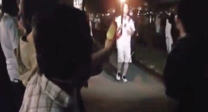 ? Juegos de Tokio: Mujer intenta apagar antorcha olímpica con pistola de agua (Video)