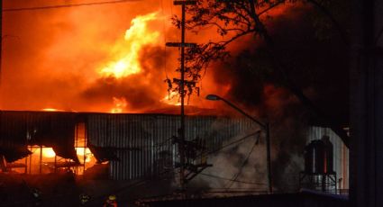 Flamazo en incendio de nave industrial deja cinco bomberos heridos